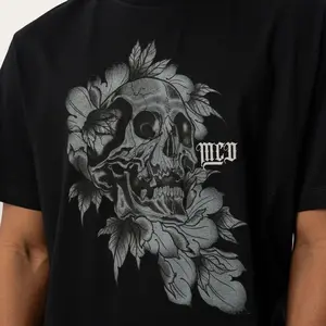 CAMISETA MCD REGULAR CAVEIRA CALIGRAFITTI