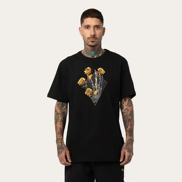 CAMISETA MCD REGULAR DOURADO MAO CAVEIRA
