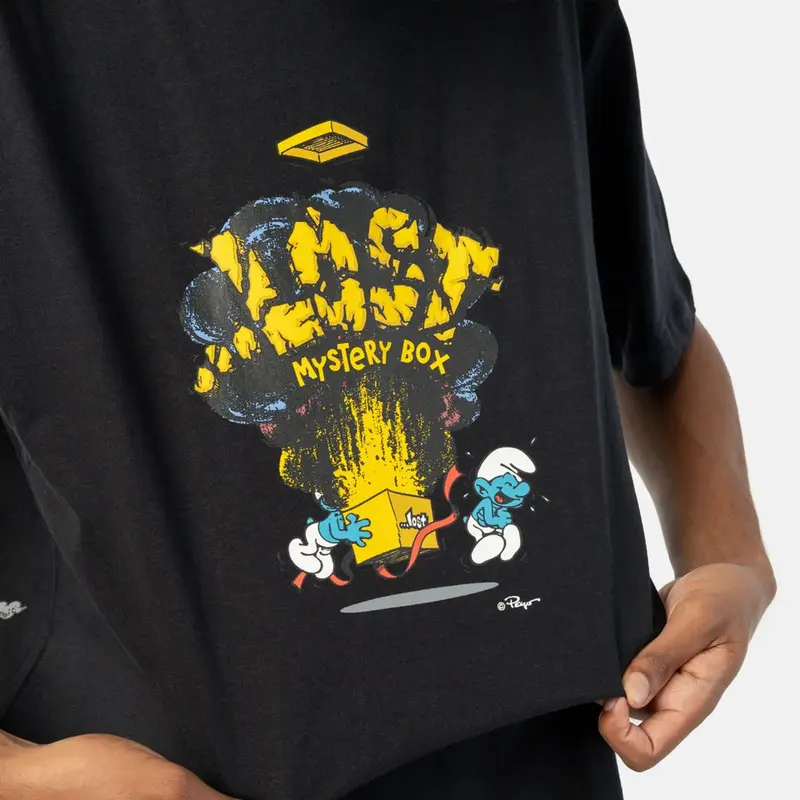 CAMISETA LOST SMURFS MISTERY BOX PRETO