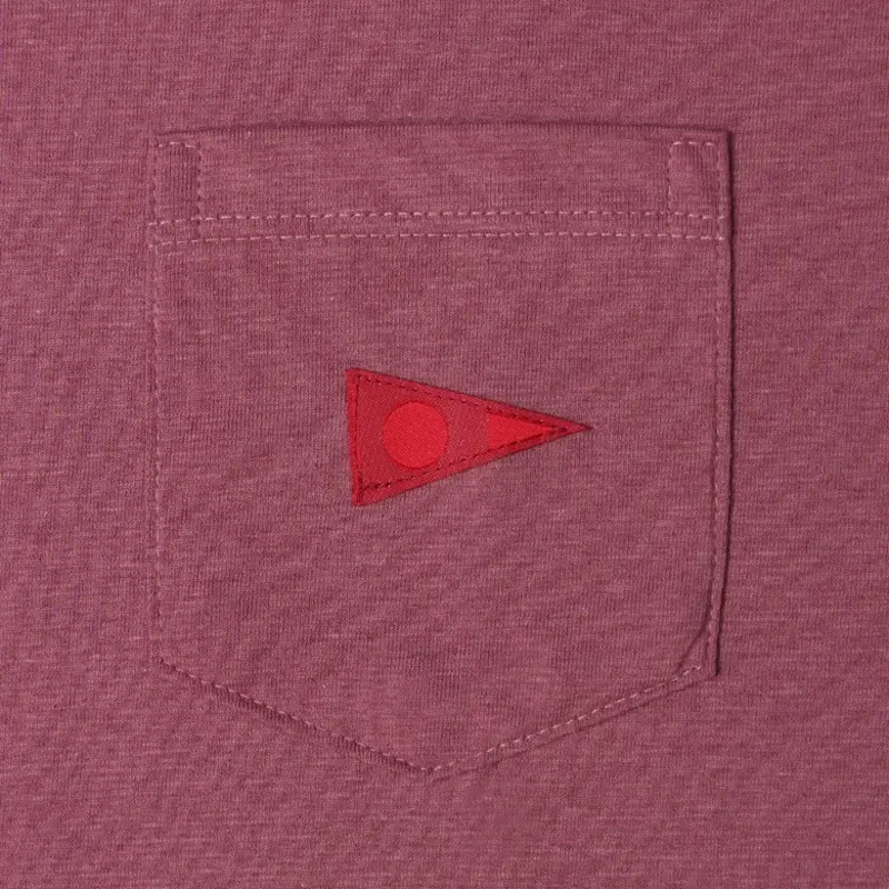 CAMISETA MANGA CURTA COM BOLSO BURGEE POCKET BORDO