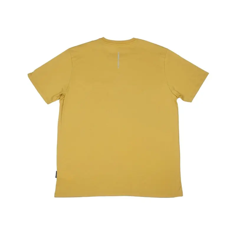 CAMISETA MANGA CURTA COM BOLSO BURGEE POCKET MOSTARDA