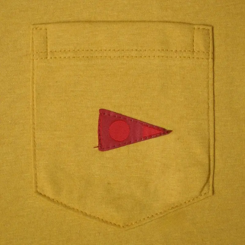 CAMISETA MANGA CURTA COM BOLSO BURGEE POCKET MOSTARDA
