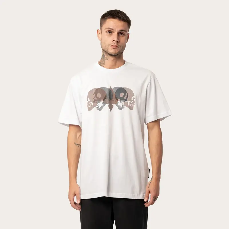 CAMISETA MCD REGULAR SKULL RELEVO BRANCO