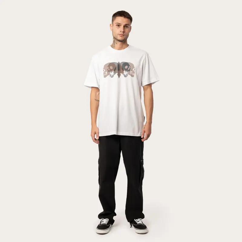 CAMISETA MCD REGULAR SKULL RELEVO BRANCO