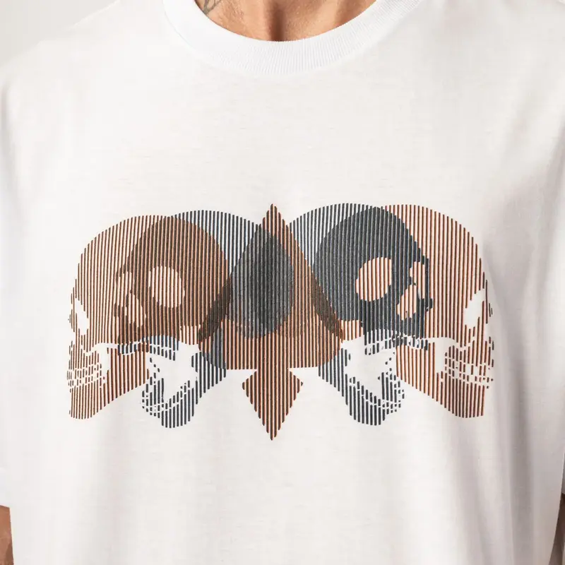CAMISETA MCD REGULAR SKULL RELEVO BRANCO