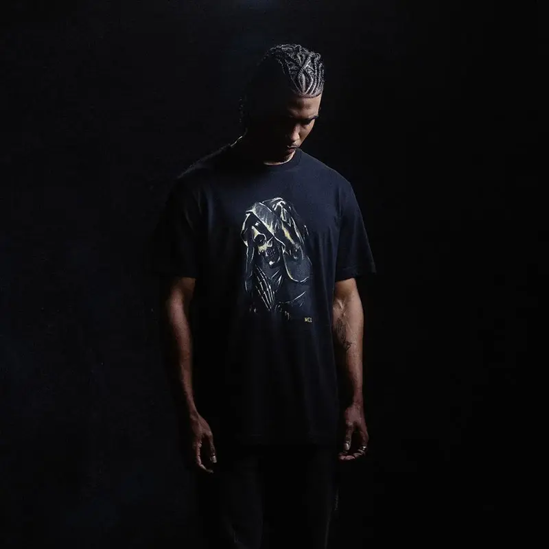 CAMISETA MCD SANTA DOURADA PRETO