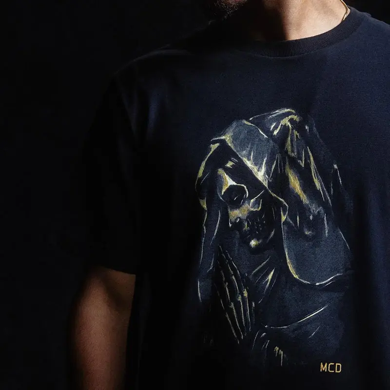 CAMISETA MCD SANTA DOURADA PRETO