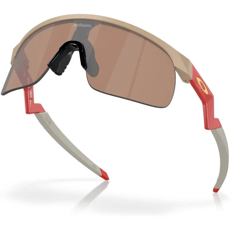OCULOS OAKLEY RESISTOR YOUTH FIT PATRICK MAHOMES II COLLECTION - MATTE TERRAIN TAN W/PRIZM TUNGSTEN
