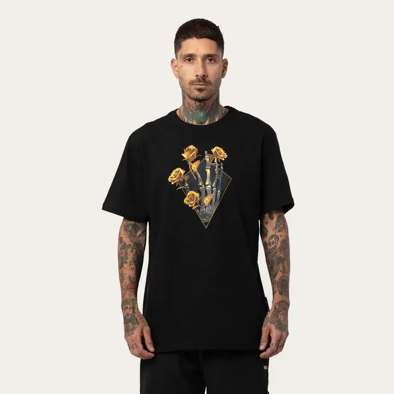 CAMISETA MCD REGULAR DOURADO MAO CAVEIRA PRETO