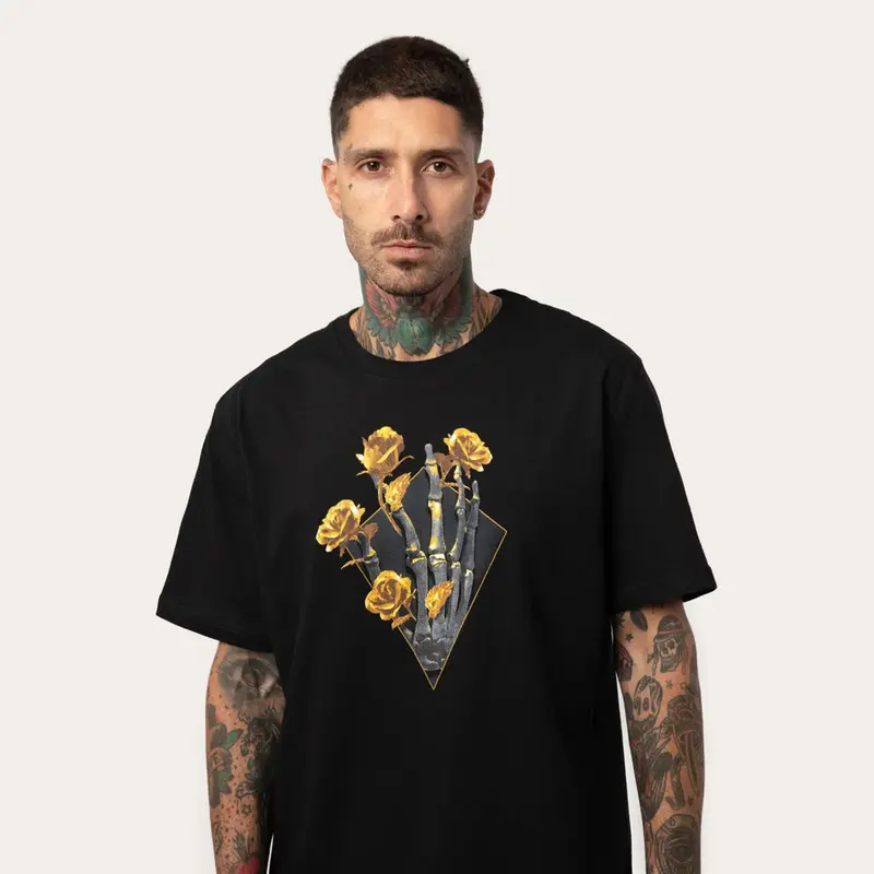 CAMISETA MCD REGULAR DOURADO MAO CAVEIRA PRETO