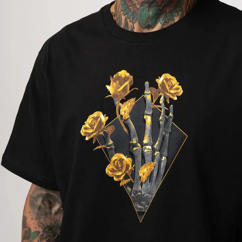 CAMISETA MCD REGULAR DOURADO MAO CAVEIRA PRETO