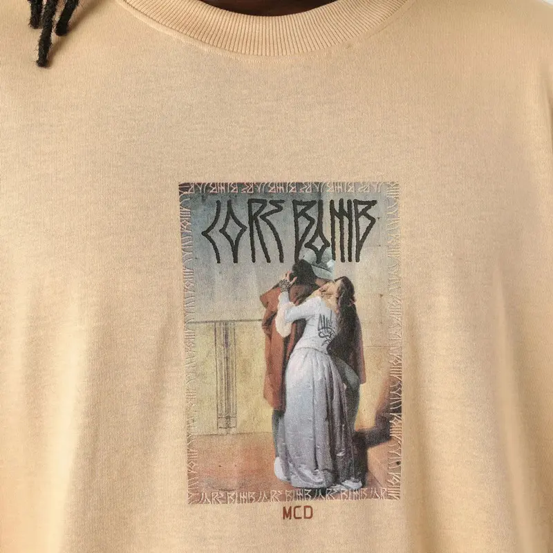 CAMISETA MCD BOX-FIT LAST KISS TRAVIS BOMB AREIA CATEDRAL