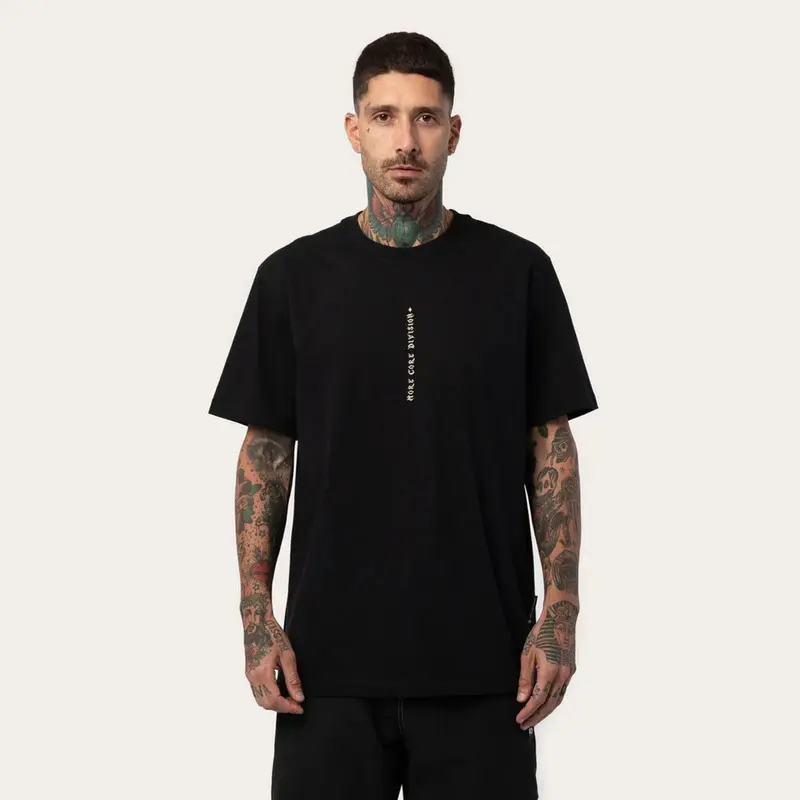 CAMISETA MCD REGULAR ANJA PIPA CAVEIRA PRETO