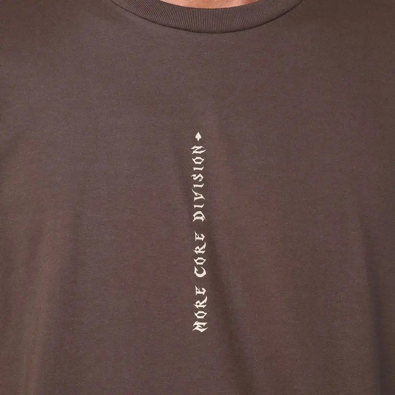 CAMISETA MCD REGULAR ANJA PIPA CAVEIRA MARROM RUINA