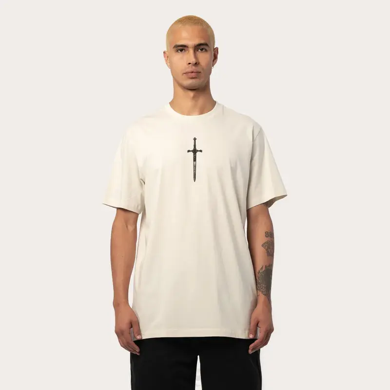 CAMISETA MCD REGULAR CAVALEIRO GUERRA ESPADA CREME ARCANJO