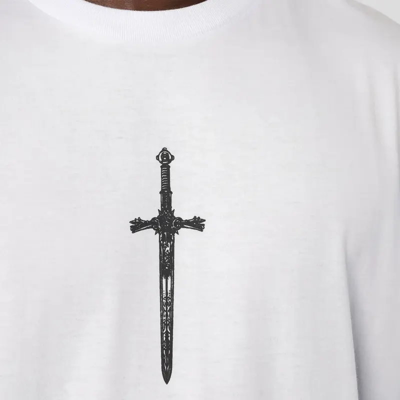 CAMISETA MCD REGULAR CAVALEIRO GUERRA ESPADA BRANCO