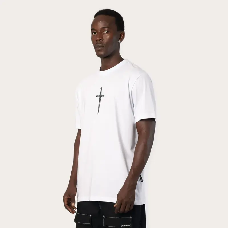 CAMISETA MCD REGULAR CAVALEIRO GUERRA ESPADA BRANCO