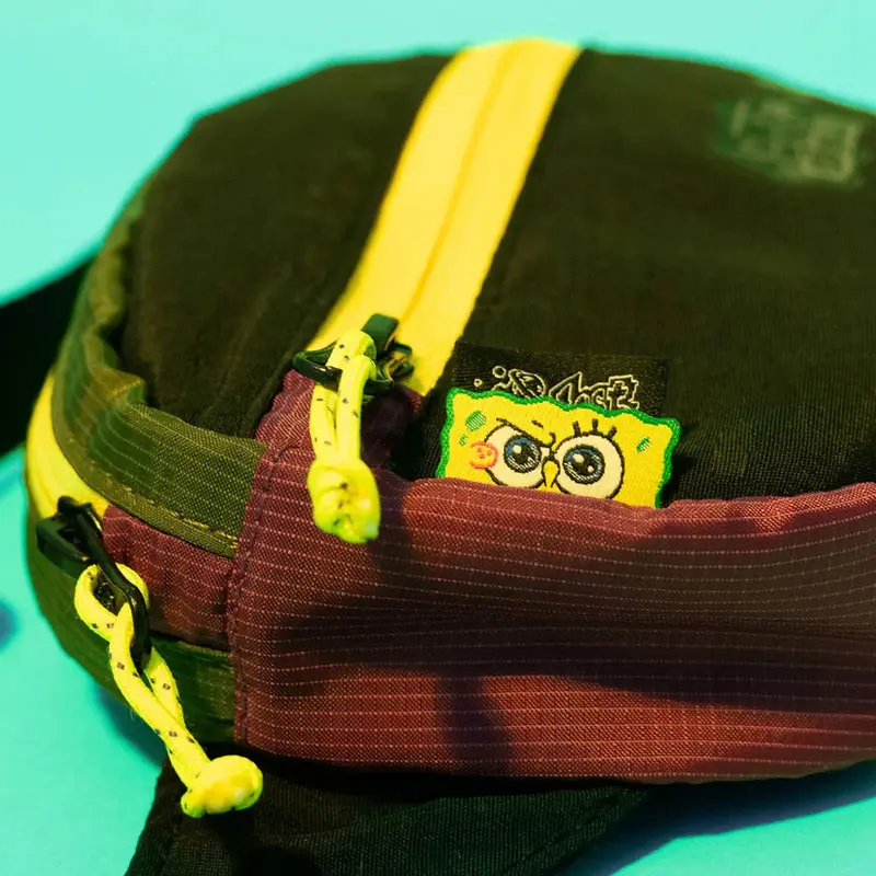POCHETE LOST X BOB ESPONJA PRETO
