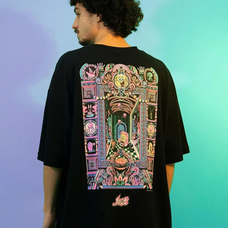 CAMISETA LOST X BOB ESPONJA OCTOPUS SATURN PRETO