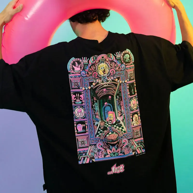 CAMISETA LOST X BOB ESPONJA OCTOPUS SATURN PRETO