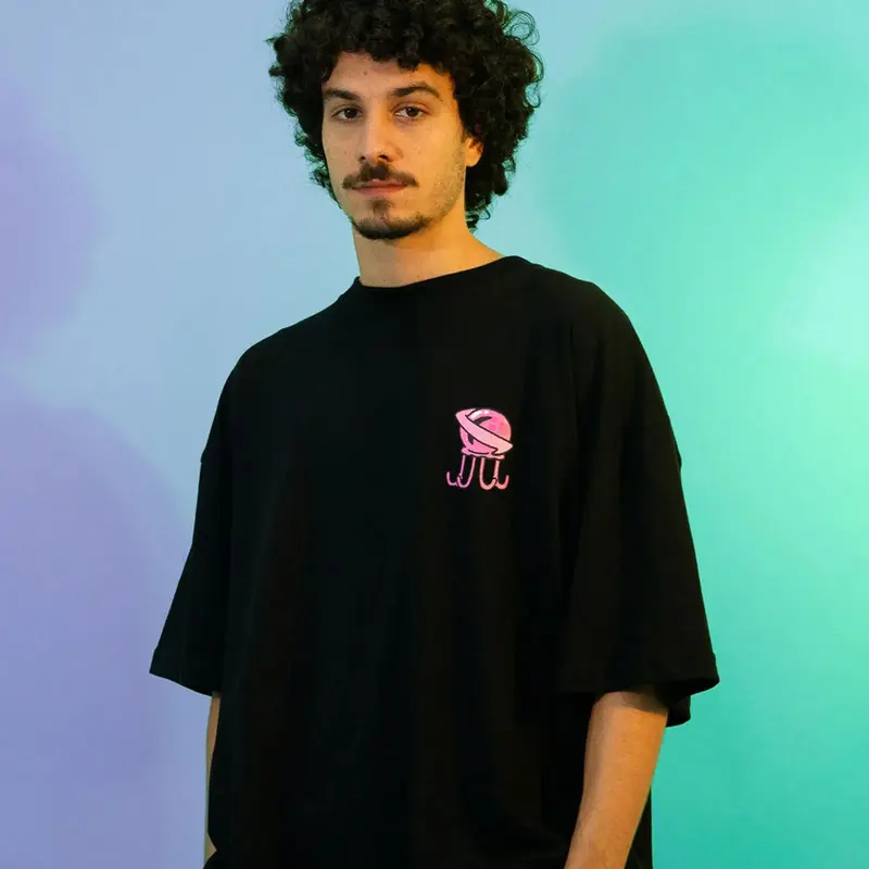 CAMISETA LOST X BOB ESPONJA OCTOPUS SATURN PRETO