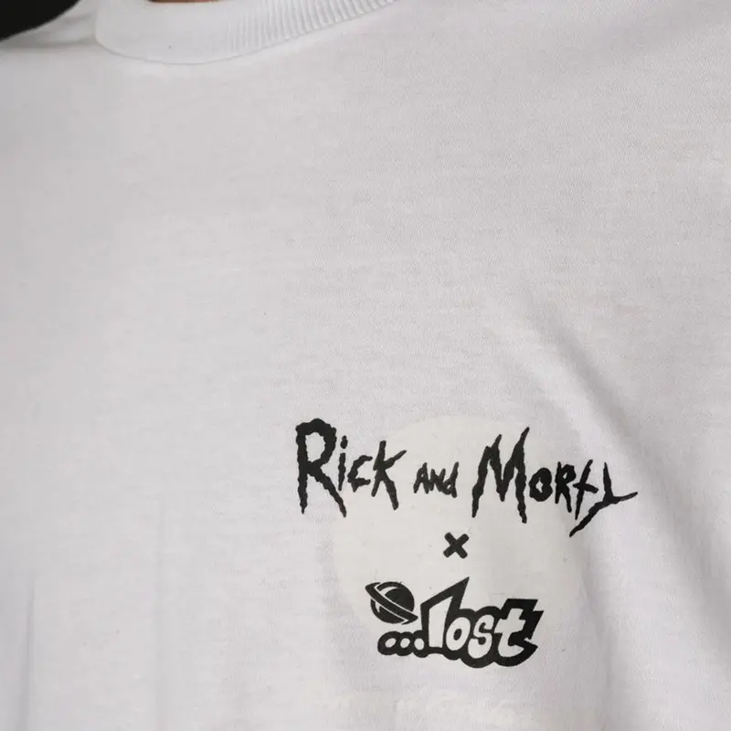 CAMISETA LOST X RICK AND MORTY - REST AND RICKLAXATION BRANCO