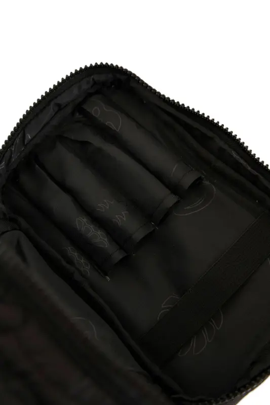 NECESSAIRE FARM ME LEVA LISO PRETO